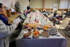 Nicole discrètement et en toute simplicité maintient le lien avec nos ainés et les convie au traditionnel repas de Noël